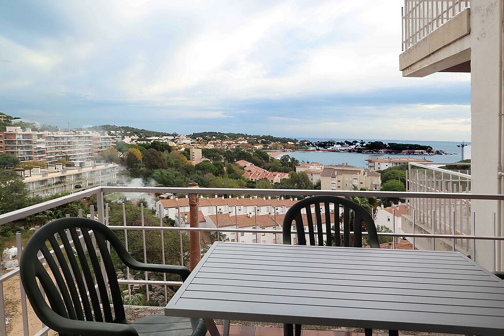 APARTMENT WITH VIEWS TO SANT POL BEACH