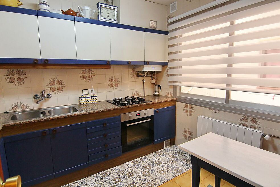Annual rental apartment. 3 bedrooms with gas central heating.