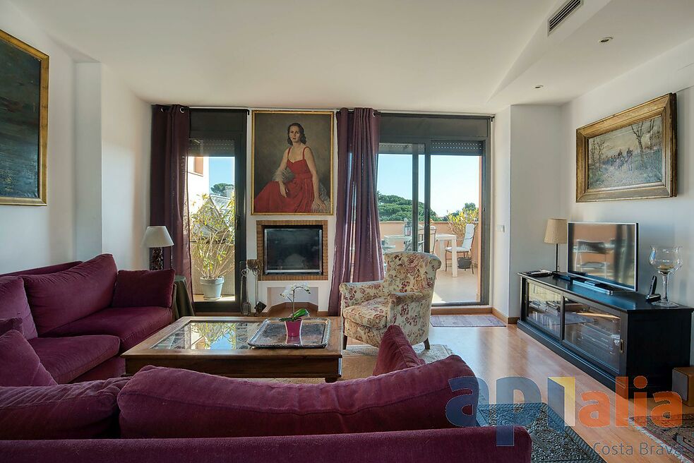 A duplex in the center of the village with direct lift access and sea view from the terrace