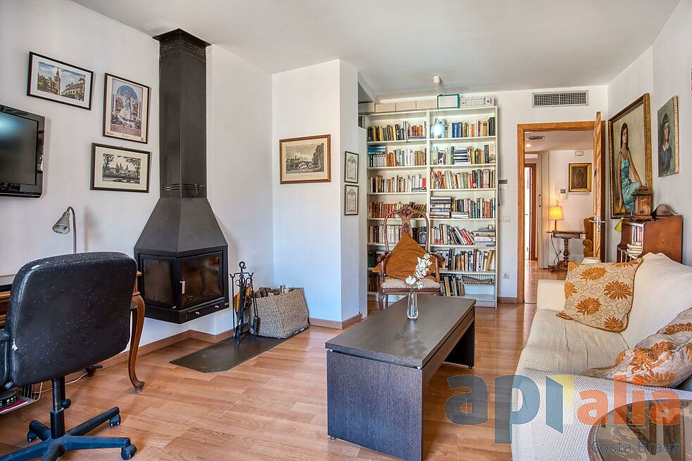 A duplex in the center of the village with direct lift access and sea view from the terrace