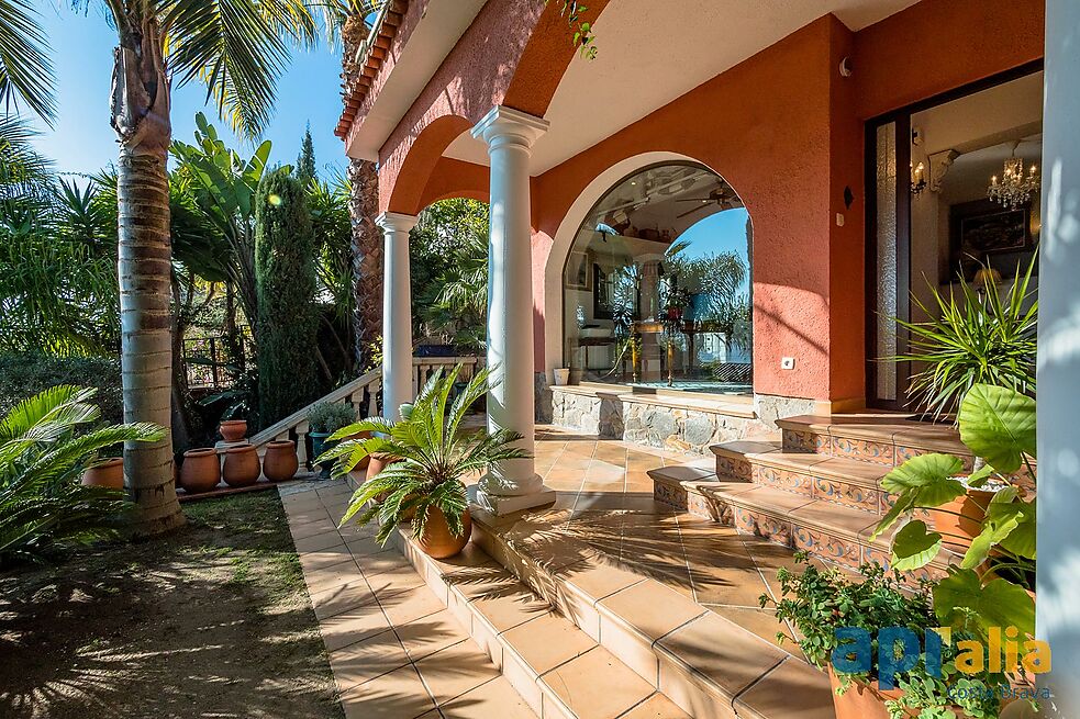 Casa de estilo colonial en la Costa Brava, precioso jardín y piscina