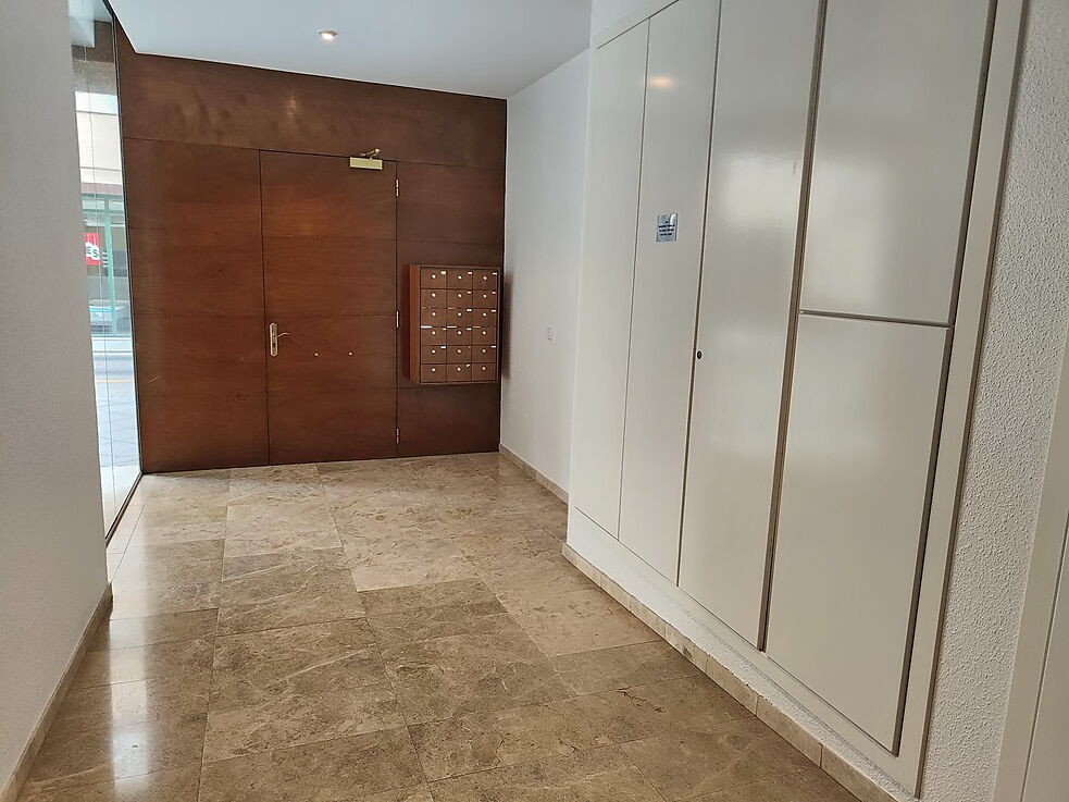 Apartamento con piscina comunitaria y parking.