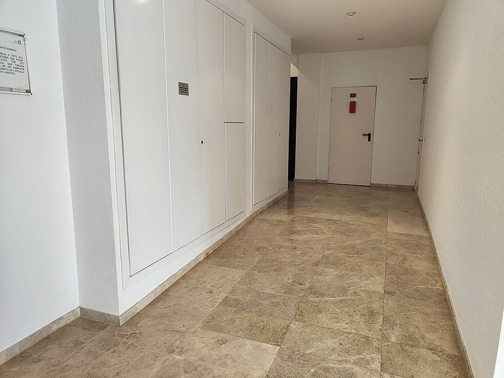 Apartament amb piscina comunitària i pàrquing.