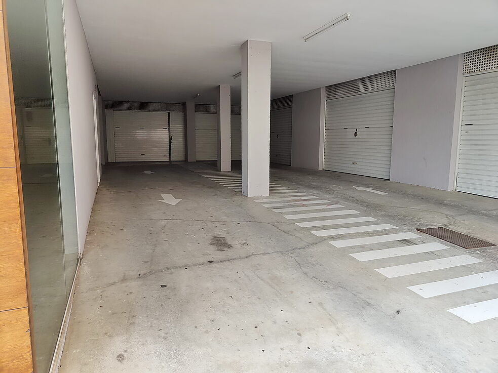 Apartamento con piscina comunitaria y parking.