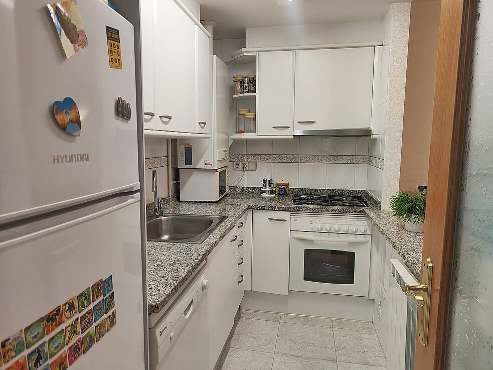 Apartament amb piscina comunitària i pàrquing.