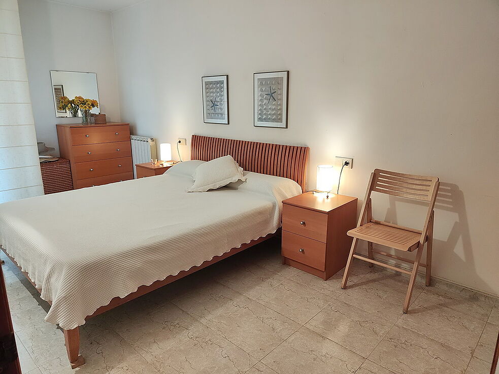 Apartamento con piscina comunitaria y parking.