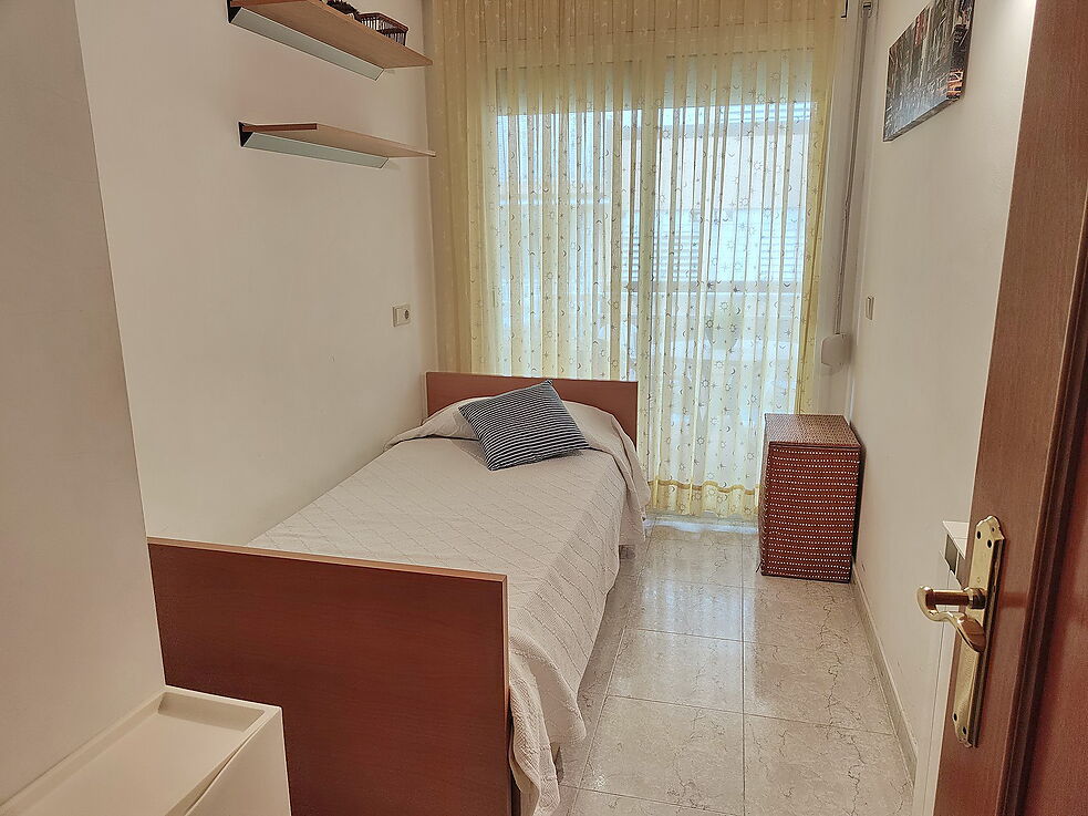 Apartament amb piscina comunitària i pàrquing.