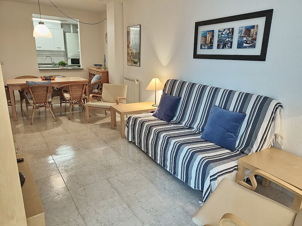 Apartament amb piscina comunitària i pàrquing.