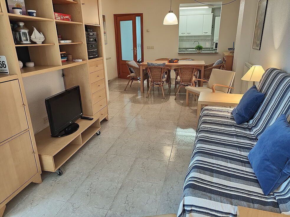 Apartament amb piscina comunitària i pàrquing.