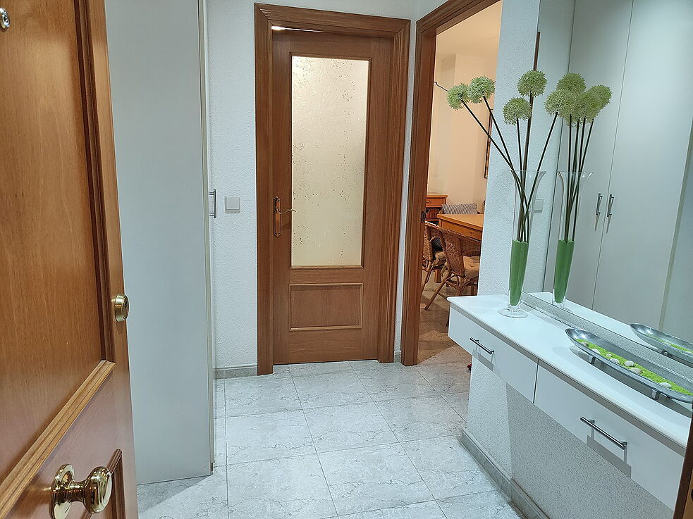 Apartamento con piscina comunitaria y parking.