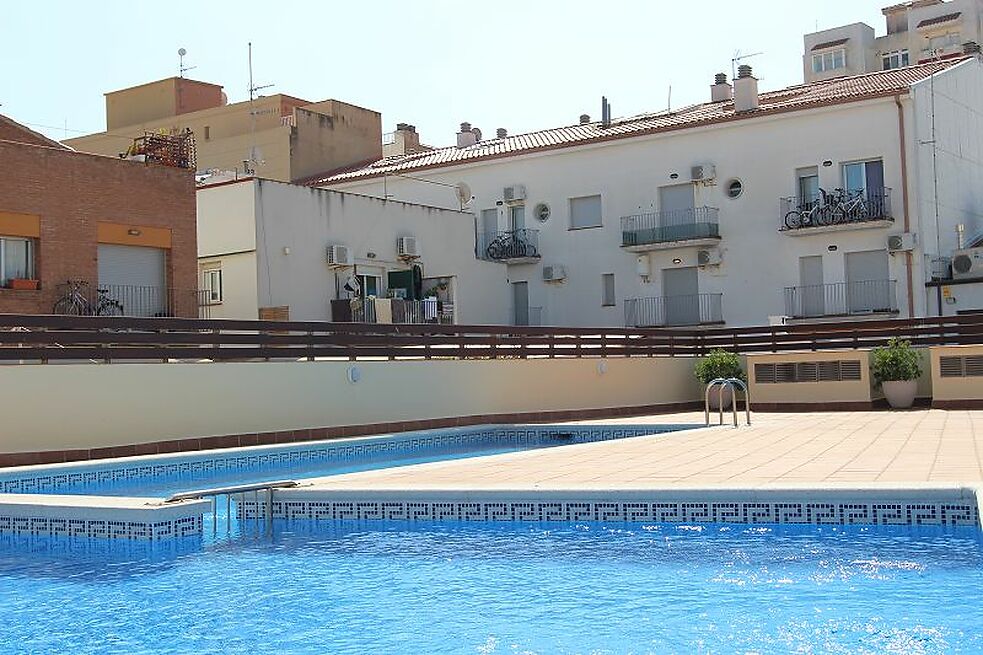 Apartament amb piscina comunitària i pàrquing.