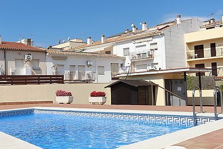 Appartement avec piscine et parking.