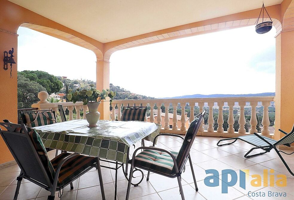 Casa para entrar a vivir en Les Teules, Santa Cristina d'Aro con preciosas vistas al mar y montaña.