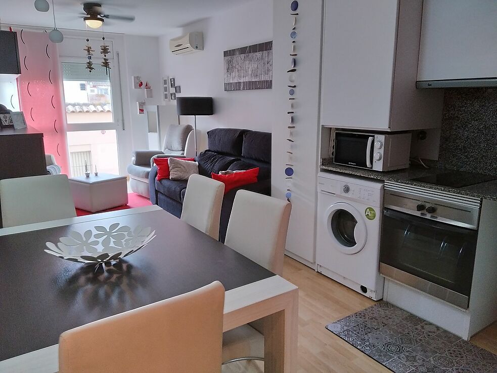 Bonito apartamento situado a 100m. de la playa.
