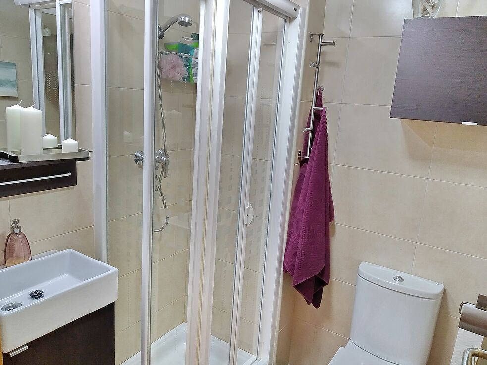 Bonito apartamento situado a 100m. de la playa.
