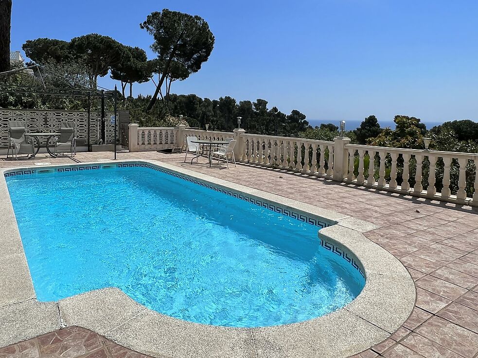 Precioso chalet con 2 apartamentos, piscina privada e impresionantes vistas al mar ubicada en el bonito barrio de Treumal de Dalt, a tan solo 2 km de 