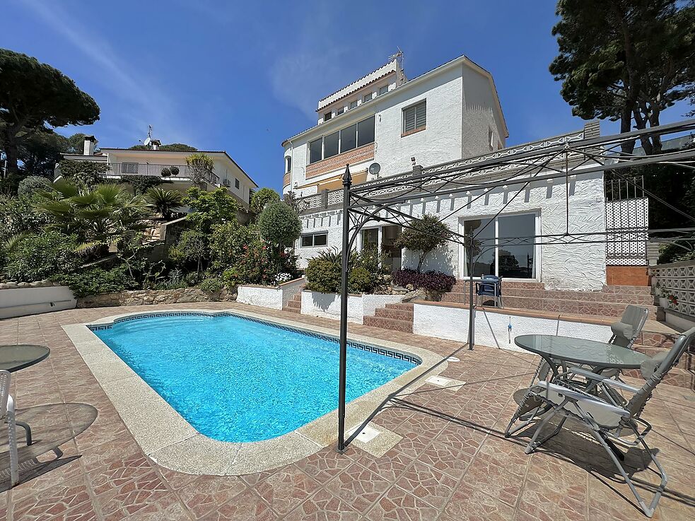 Precioso chalet con 2 apartamentos, piscina privada e impresionantes vistas al mar ubicada en el bonito barrio de Treumal de Dalt, a tan solo 2 km de 