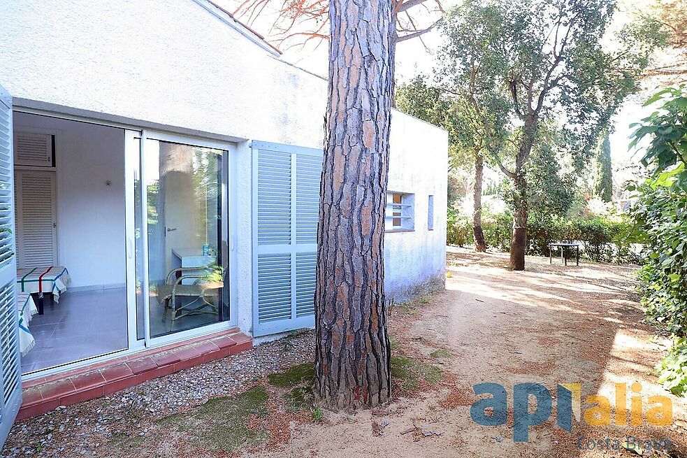 Esplèndida ocasió, casa amb encant, tota en planta, situada a la part baixa de la prestigiosa urbanització Golf Costa Brava.
