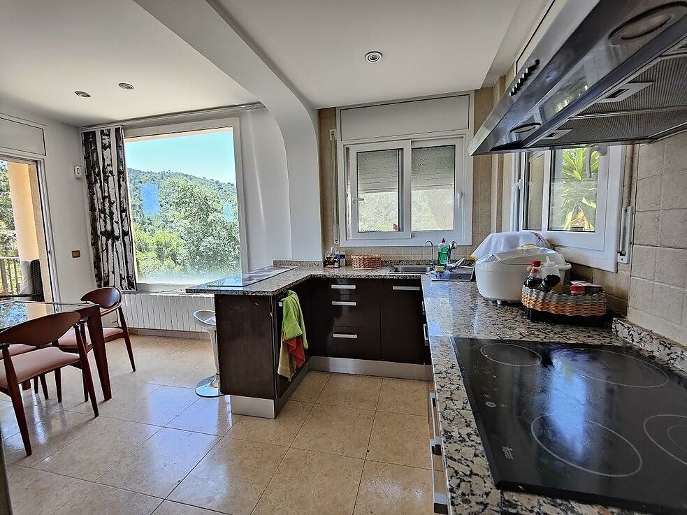 Chalet en la urbanización Casa Nova con impresionantes vistas a la montaña, mucha privacidad, 3 dormitorios y piscina.