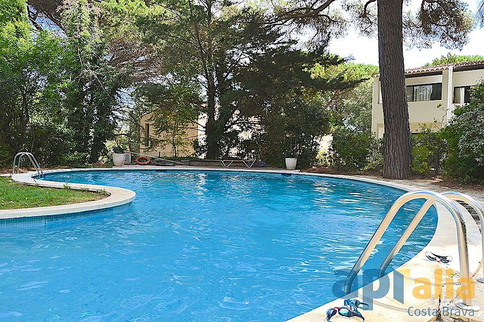 Esplèndida ocasió, casa amb encant, tota en planta, situada a la part baixa de la prestigiosa urbanització Golf Costa Brava.