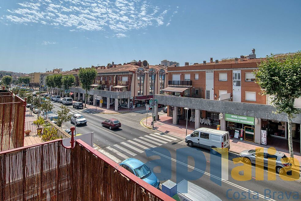 Apartamento en la Avinguda Cataluña, en pleno centro comercial y a 150m de la playa