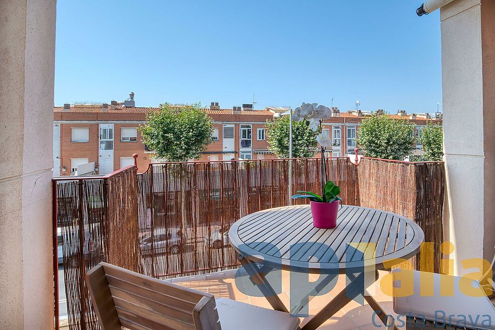 Apartamento en la Avinguda Cataluña, en pleno centro comercial y a 150m de la playa