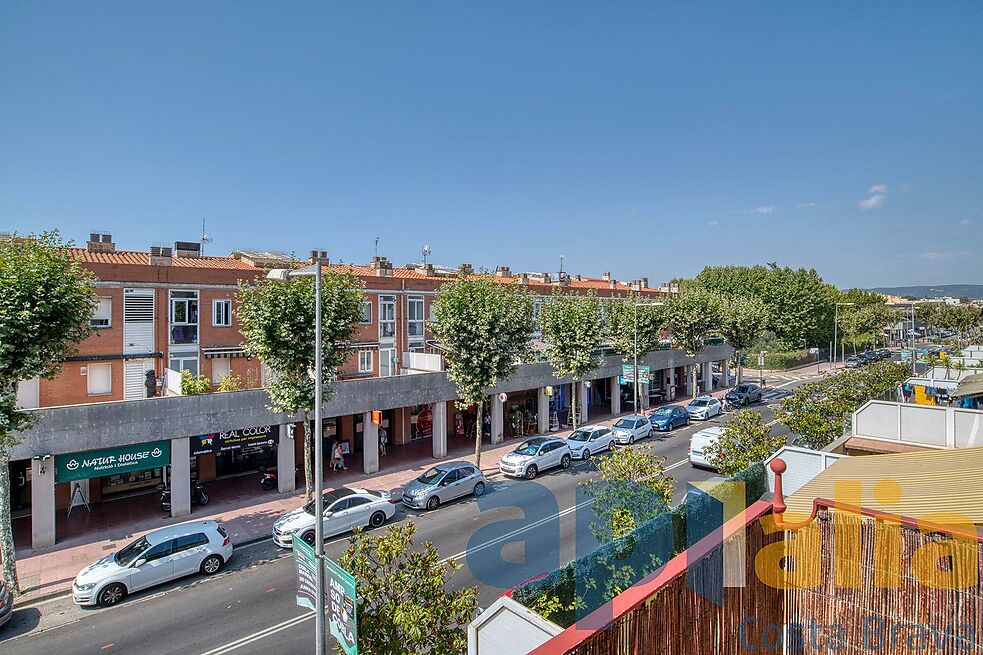 Apartamento en la Avinguda Cataluña, en pleno centro comercial y a 150m de la playa