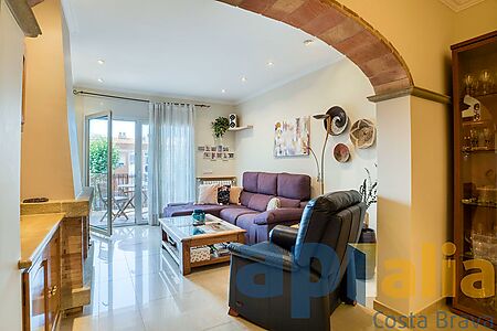 Apartment on Avinguda Cataluña, in the heart of the shopping center and 150m from the beach