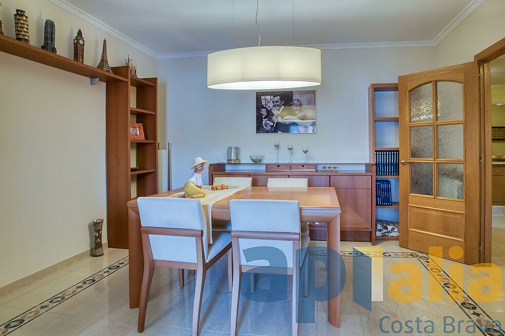 Apartamento en la Avinguda Cataluña, en pleno centro comercial y a 150m de la playa