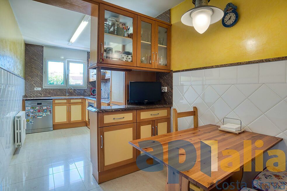 Apartamento en la Avinguda Cataluña, en pleno centro comercial y a 150m de la playa
