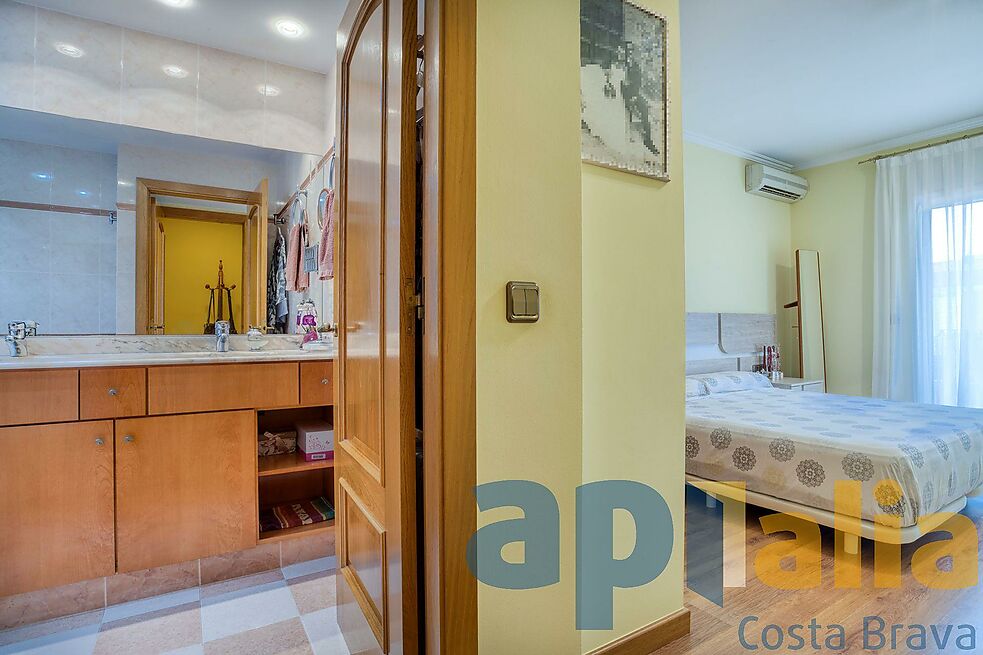 Apartamento en la Avinguda Cataluña, en pleno centro comercial y a 150m de la playa