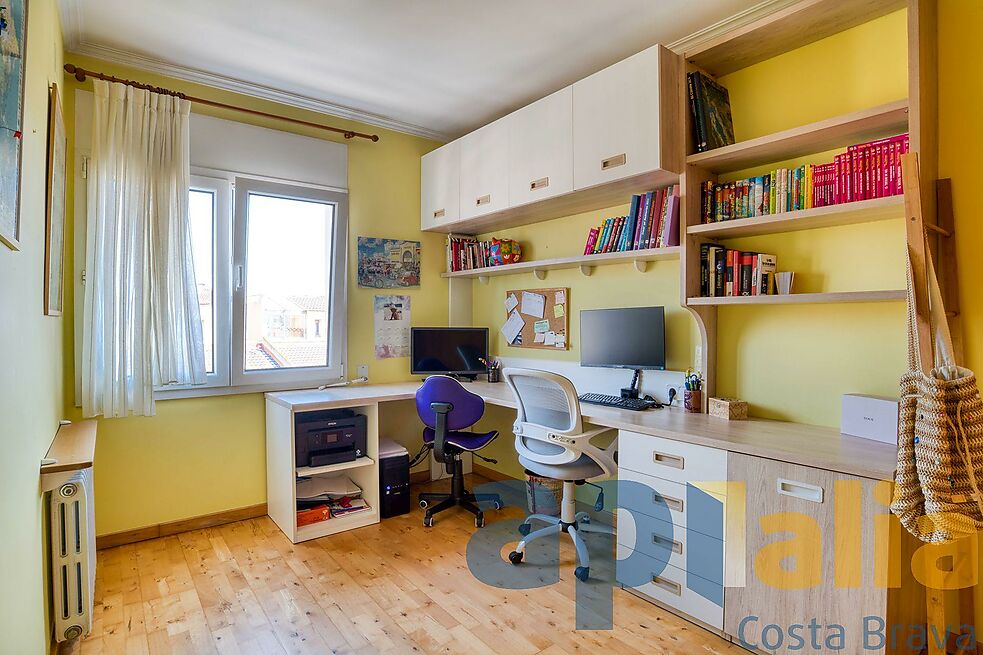 Apartamento en la Avinguda Cataluña, en pleno centro comercial y a 150m de la playa