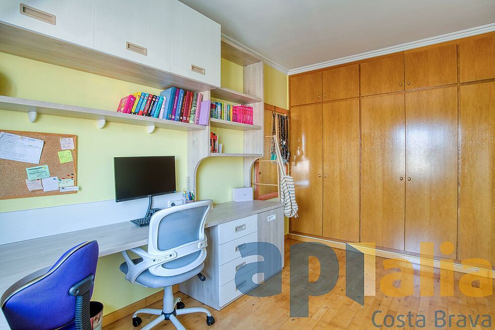 Apartamento en la Avinguda Cataluña, en pleno centro comercial y a 150m de la playa