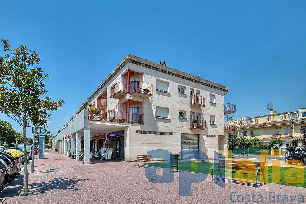 Apartamento en la Avinguda Cataluña, en pleno centro comercial y a 150m de la playa