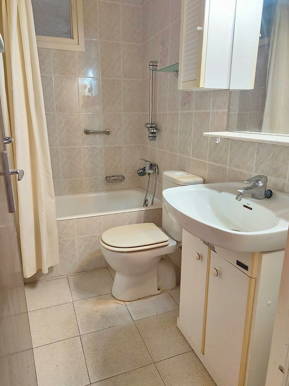 Terraced town house at only 100m. from the beach.