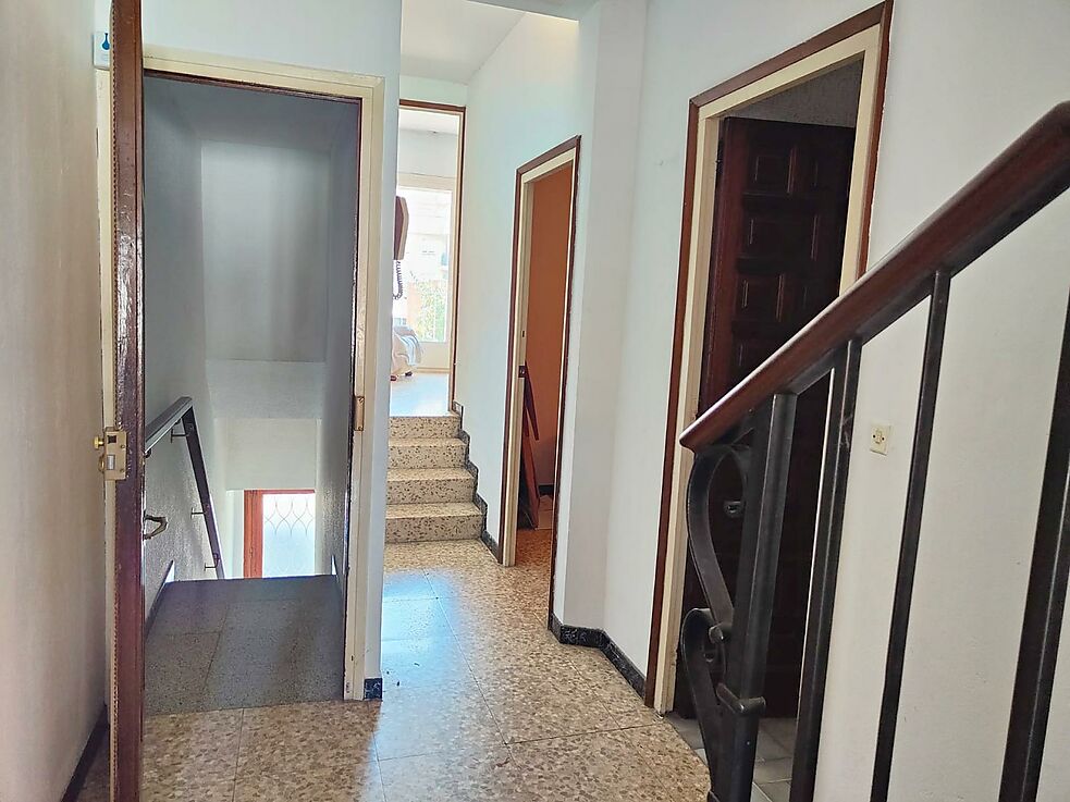 Terraced town house at only 100m. from the beach.