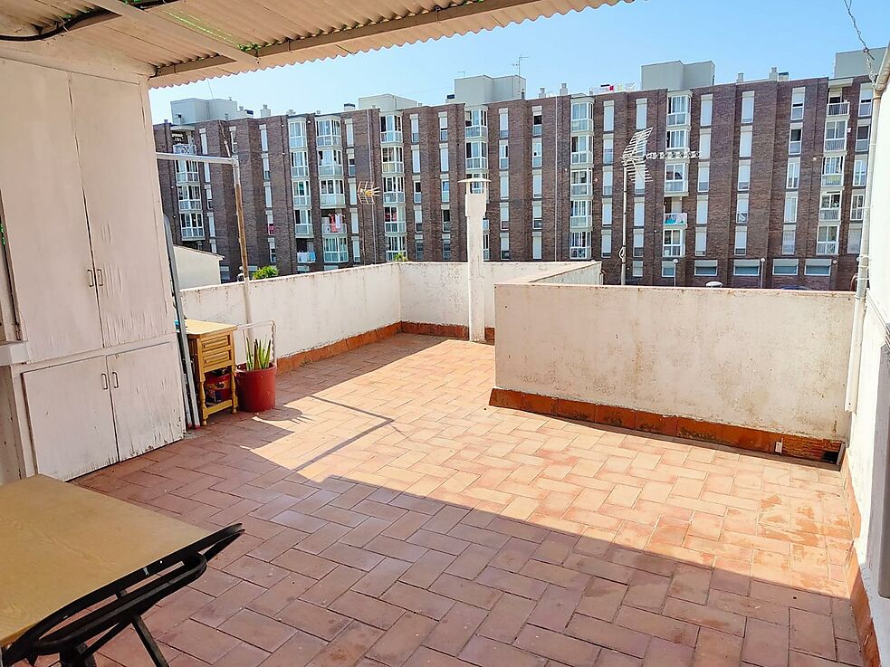 Terraced town house at only 100m. from the beach.