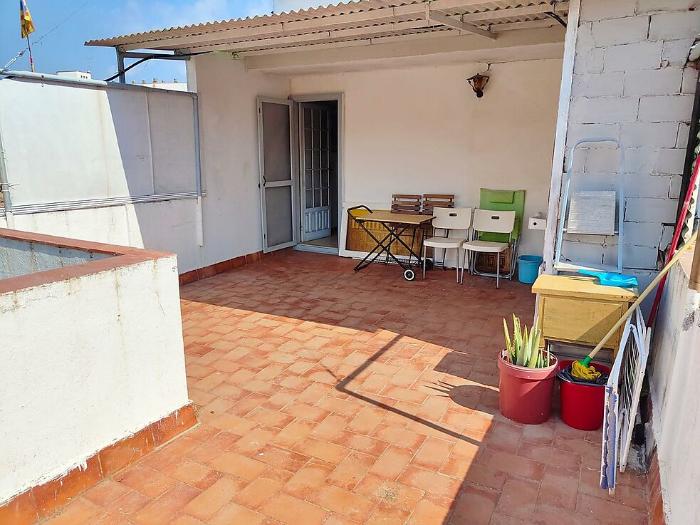 Terraced town house at only 100m. from the beach.