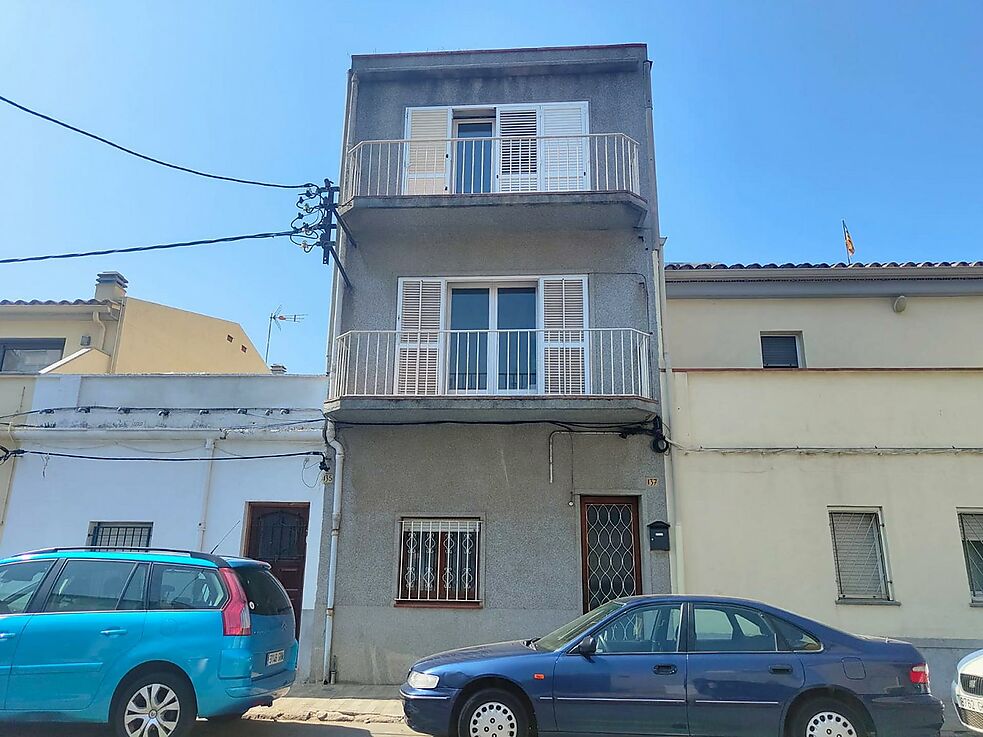 Terraced town house at only 100m. from the beach.