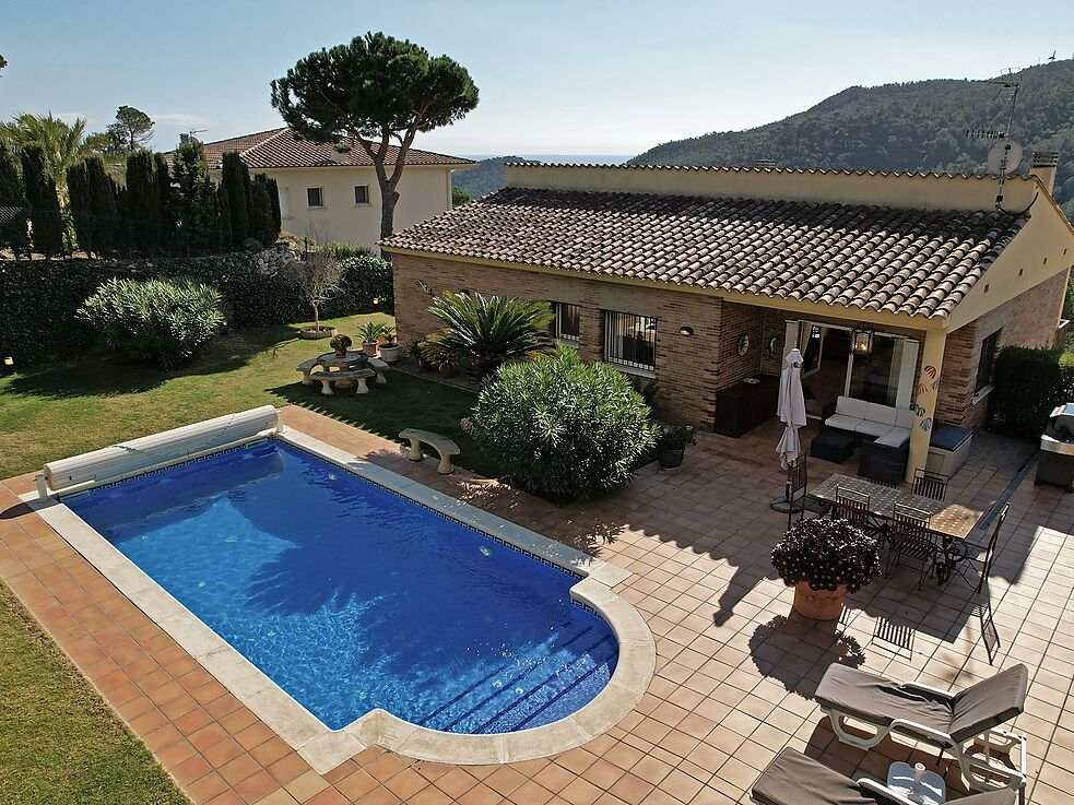 Chalet muy bien cuidado con fantásticas vistas a la montaña y parte del mar, mucha privacidad, piscina climatizada y a tan solo 5 minutos en coche del
