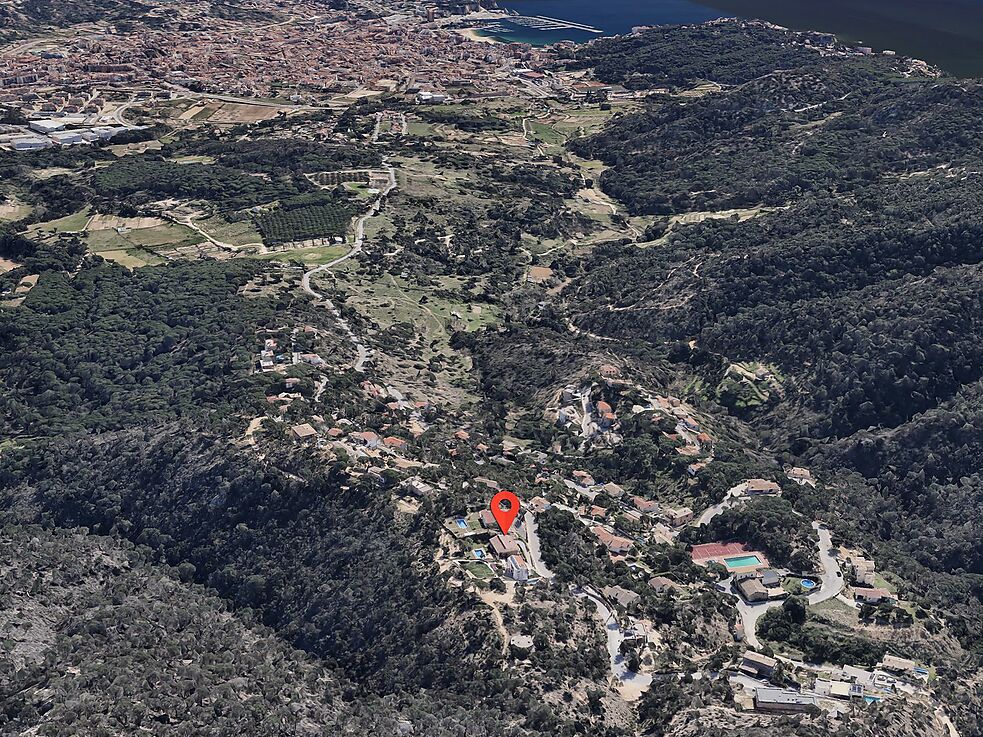 Chalet muy bien cuidado con fantásticas vistas a la montaña y parte del mar, mucha privacidad, piscina climatizada y a tan solo 5 minutos en coche del