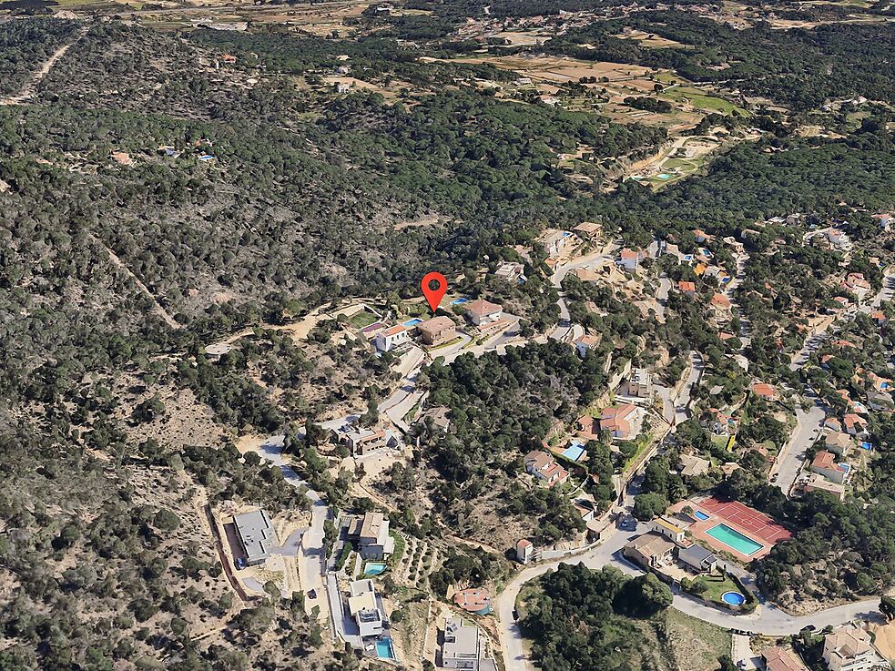 Chalet muy bien cuidado con fantásticas vistas a la montaña y parte del mar, mucha privacidad, piscina climatizada y a tan solo 5 minutos en coche del