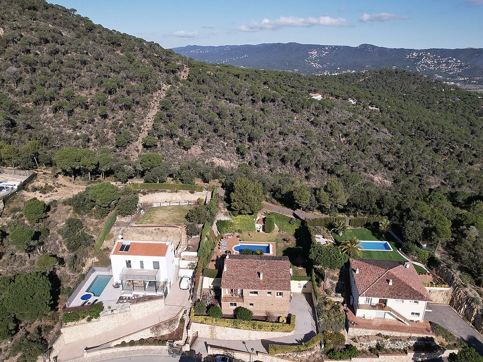 Chalet muy bien cuidado con fantásticas vistas a la montaña y parte del mar, mucha privacidad, piscina climatizada y a tan solo 5 minutos en coche del