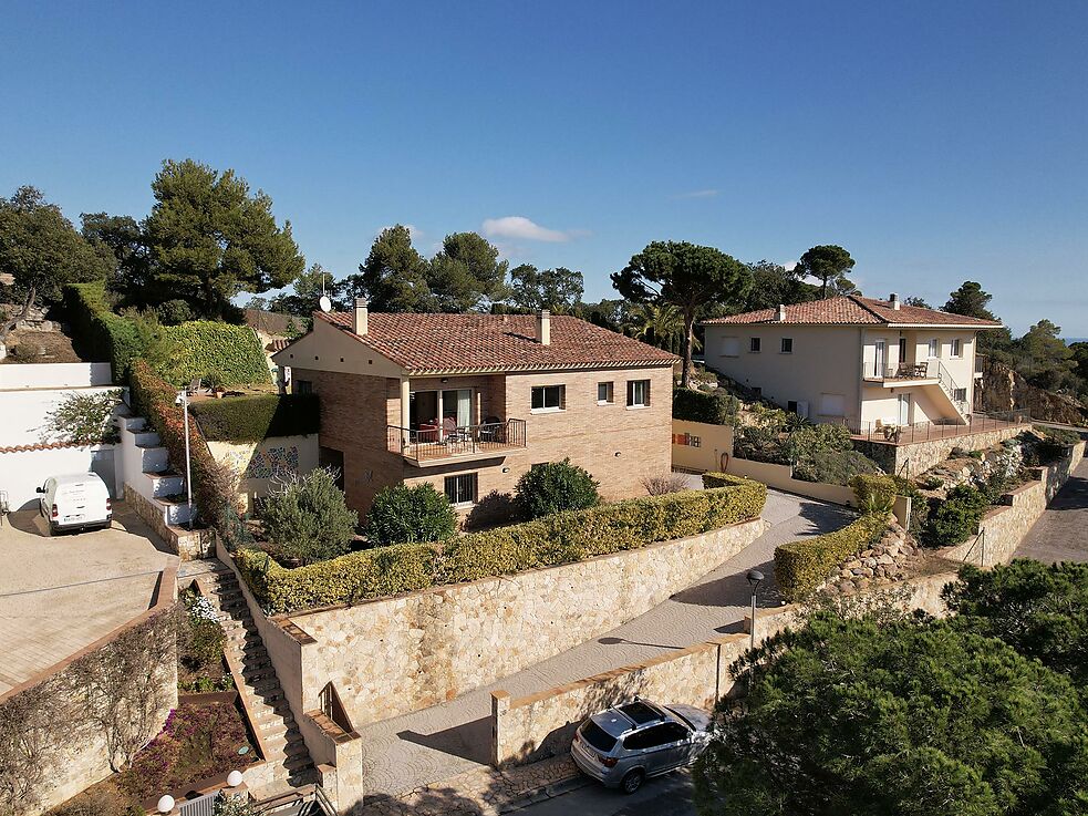 Chalet muy bien cuidado con fantásticas vistas a la montaña y parte del mar, mucha privacidad, piscina climatizada y a tan solo 5 minutos en coche del
