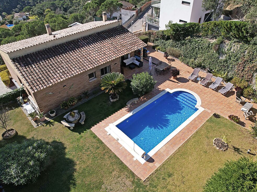 Chalet muy bien cuidado con fantásticas vistas a la montaña y parte del mar, mucha privacidad, piscina climatizada y a tan solo 5 minutos en coche del