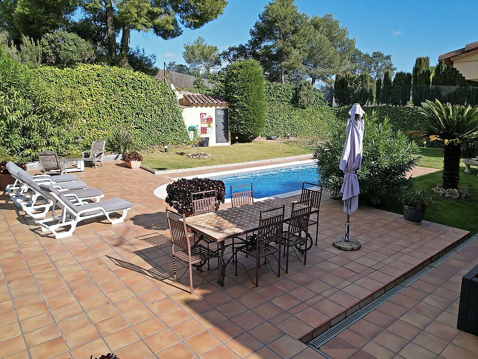Chalet muy bien cuidado con fantásticas vistas a la montaña y parte del mar, mucha privacidad, piscina climatizada y a tan solo 5 minutos en coche del