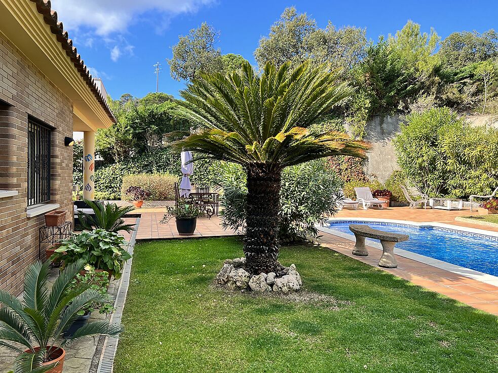 Chalet muy bien cuidado con fantásticas vistas a la montaña y parte del mar, mucha privacidad, piscina climatizada y a tan solo 5 minutos en coche del