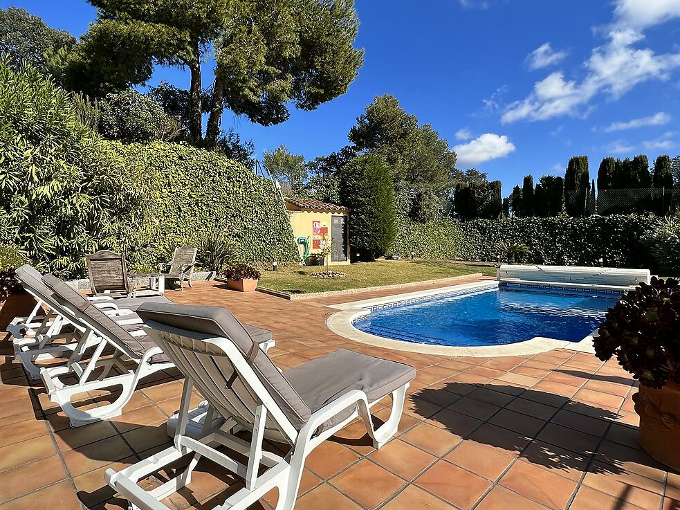 Chalet muy bien cuidado con fantásticas vistas a la montaña y parte del mar, mucha privacidad, piscina climatizada y a tan solo 5 minutos en coche del