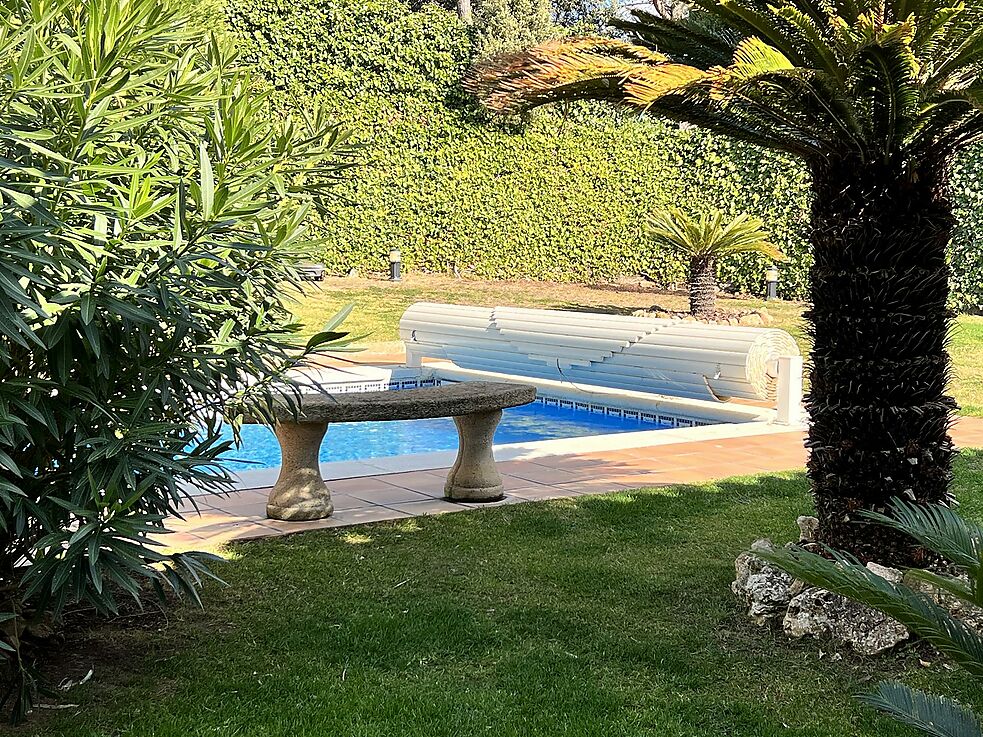 Chalet muy bien cuidado con fantásticas vistas a la montaña y parte del mar, mucha privacidad, piscina climatizada y a tan solo 5 minutos en coche del