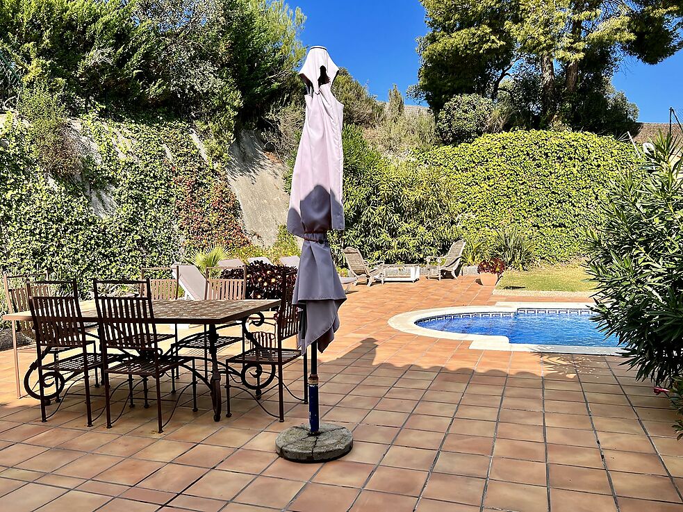 Chalet muy bien cuidado con fantásticas vistas a la montaña y parte del mar, mucha privacidad, piscina climatizada y a tan solo 5 minutos en coche del